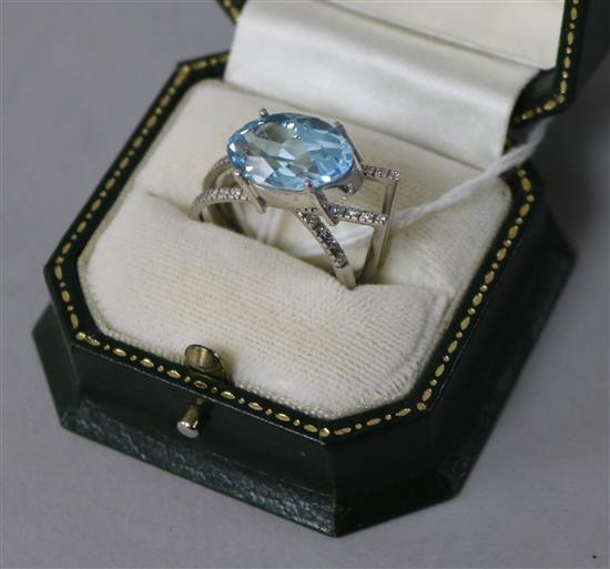 A modernistic white metal, aquamarine and diamond triple band dress ring, size Q.